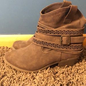 Vanity brand bootie size 8